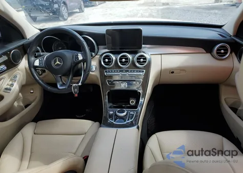 2017 Mercedes-Benz C 300 z USA, uszkodzony, nr VIN 55SWF4JB6HU218729